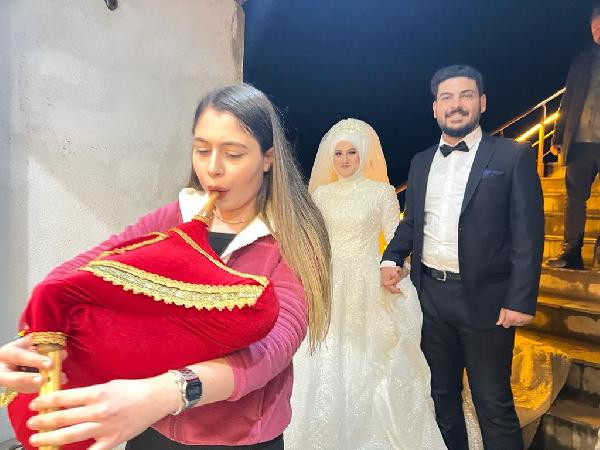 Rize'de depremzede çifte konaklandıkları otelde düğün