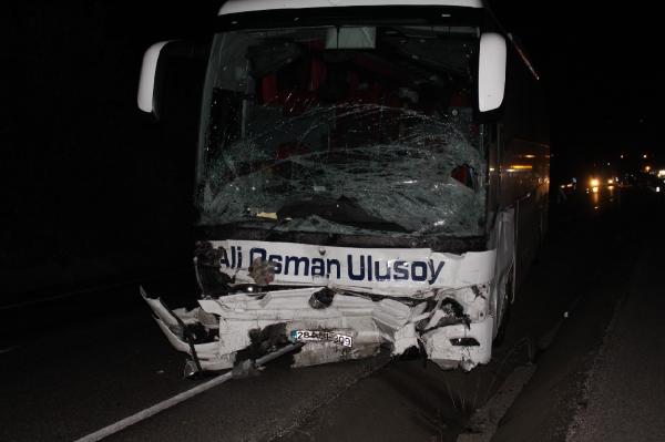 Otomobil ile yolcu otobüsü çarpıştı: 2 ölü, 16 yaralı