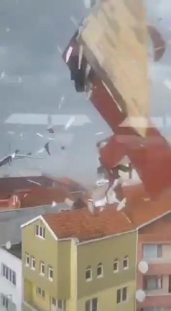 Sinop'ta kuvvetli rüzgarda çatı uçtu; motosiklet ve elektrikli bisiklet kullanımı yasaklandı (2)