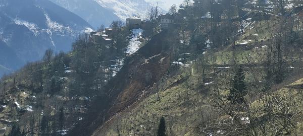 Trabzon’da heyelan; 2 katlı bina boşaltıldı (2)
