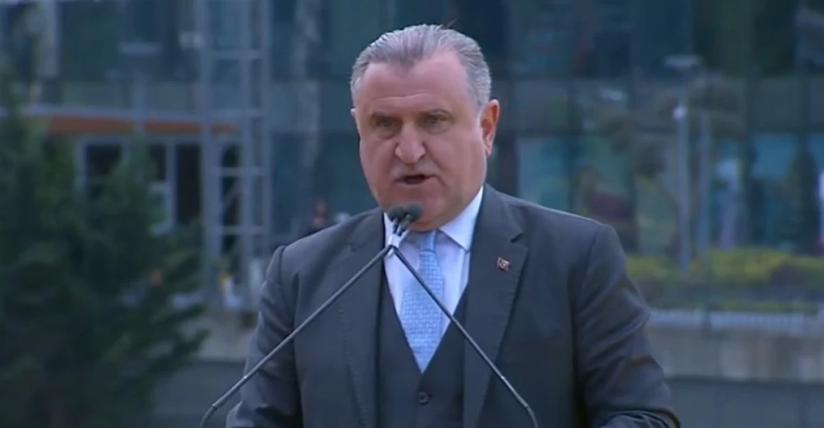 BAKAN BÜYÜK GALATASARAY  DEDİ FENERBAHÇELİLER GÜCENDİ