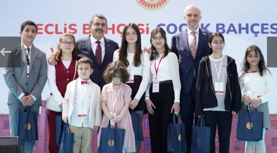 BAKAN TEKİN RİZELİ ÖĞRENCİLERİ KABUL ETTİ