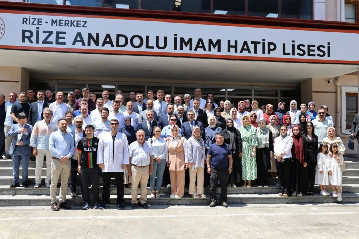 BAKAN TEKİN RİZE'DE MEZUN OLDUĞU OKULU ZİYARET ETTİ