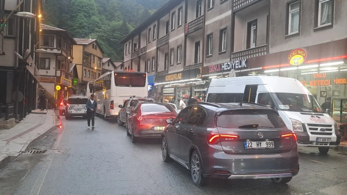 BAYRAMDA RİZE'YE GELENLER TRAFİĞİ KİLİTLEDİ