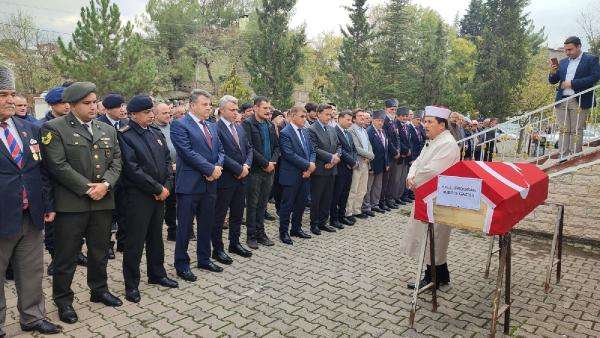 Kıbrıs gazisi askeri t&ouml;renle toprağa verildi