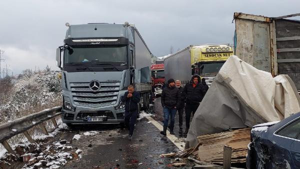 58 araç  biribirine girdi  Ankara istikameti ulaşıma kapandı  10 yaralı
