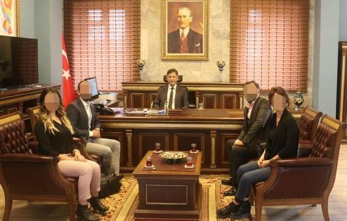BU KADARINA DA PES YANİ. KAYMAKAMI DA ZİYARET ETMİŞ