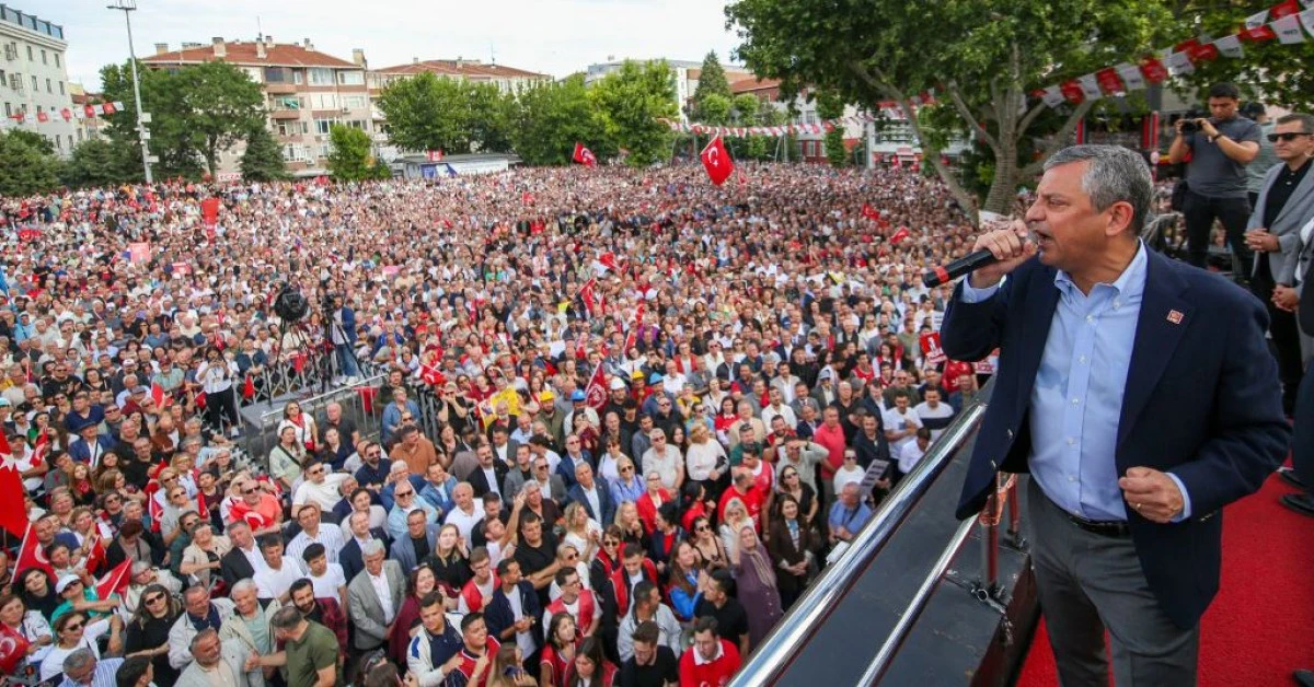 Bu meydana, bu kalabalığa, bu &ouml;fkeye bakın.