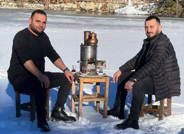 Buz tutan G&ouml;lde semaver keyfi