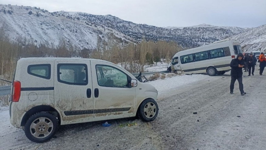 Buzlu yolda minibüs ile otomobil çarpıştı; 26 yaralı