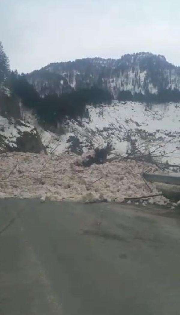&Ccedil;ığ d&uuml;şmesi sonucu kapanan Trabzon-Bayburt kara yolu a&ccedil;ıldı