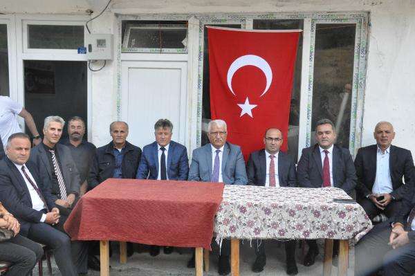 Şehit &ouml;ğretmen Necmettin Yılmaz'ın kabrine ziyaret