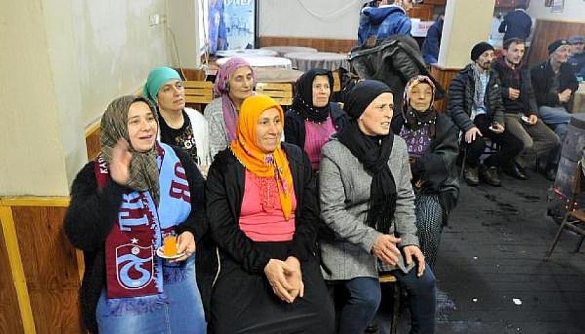 Tonyalı kadınların, kıraathanede Trabzonspor maçı heyecanı
