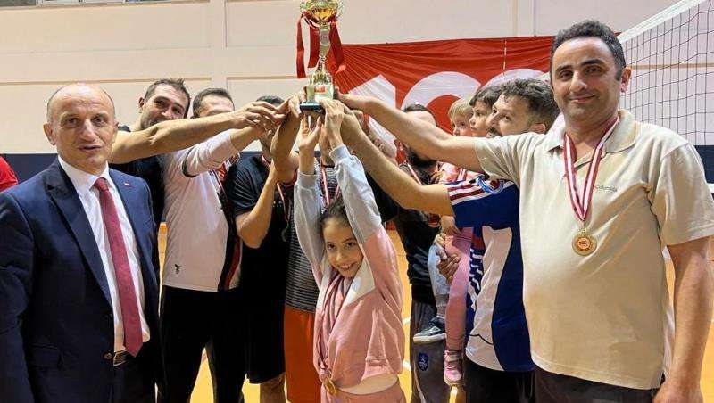 ÇAYELİ'NDE OKULLAR VOLEYBOL TURNUVASI DÜZENLENDİ
