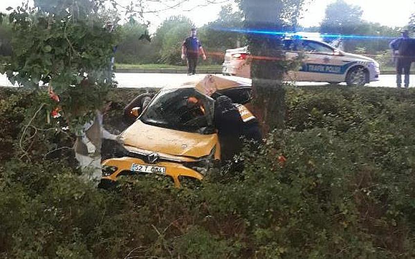 Ağaca çarpan taksinin sürücüsü öldü, eşi yaralandı