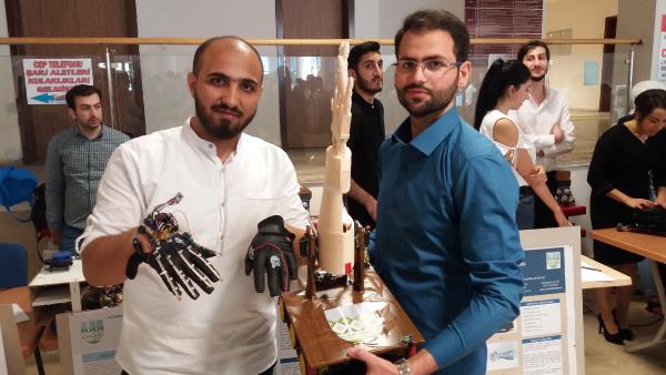 Suriyeli 2 üniversitelinin 'Robotik Yürüyen El' projesi ilgi gördü