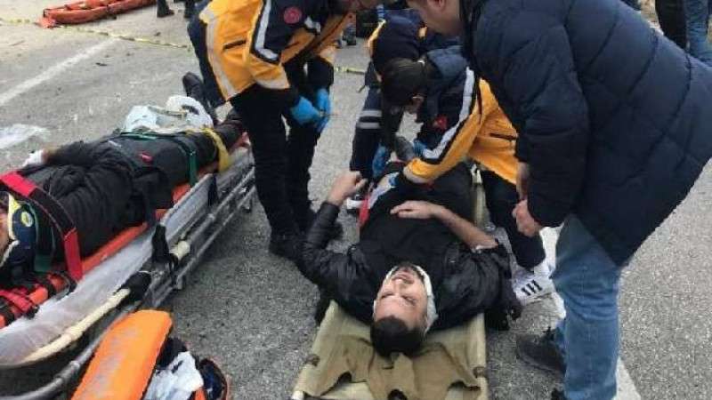 Devrilen kamyon, yolcu minib&uuml;s&uuml;ne &ccedil;arptı: 1 &ouml;l&uuml;, 8 yaralı