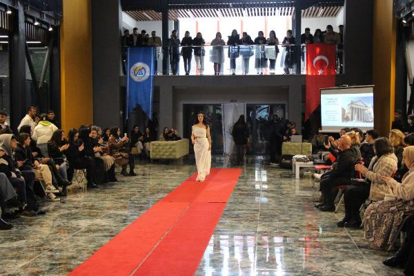Trabzon'da öğrencilerden ‘mimariden modaya’ defilesi 