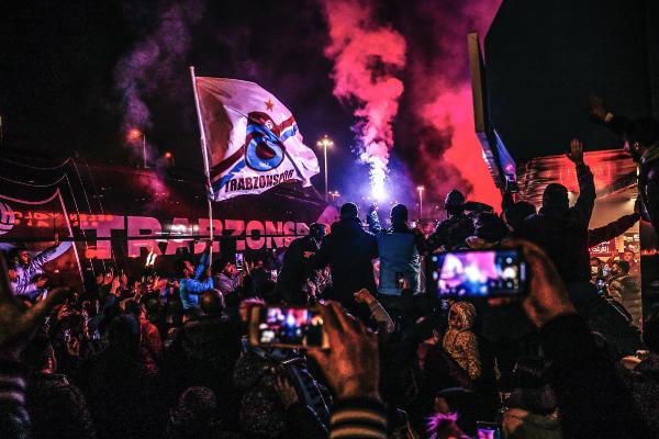 Trabzonspor 'şampiyon' sloganlarıyla karşılandı