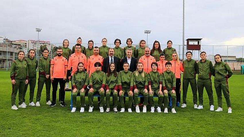 Ahmet Ağaoğlu, kadın futbol takımı oyuncularını ziyaret etti