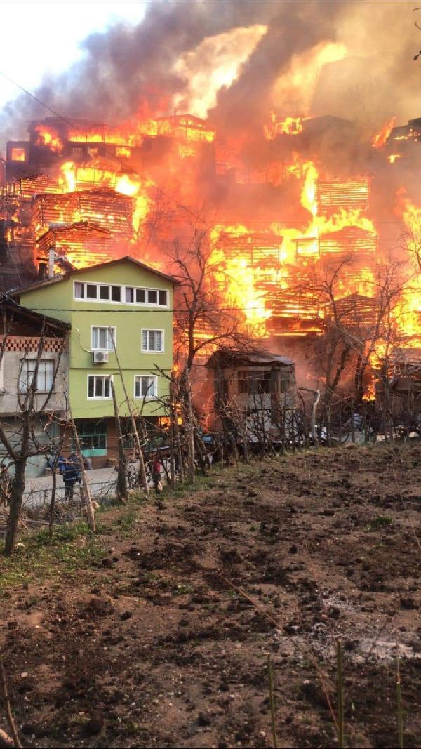Artvin’de köyde yangın; 50’ye yakın ev alevlere teslim oldu/ Ek fotoğraf
