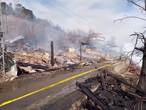 Kastamonu'da 7 ev, 7 ahır yandı
