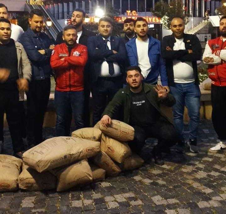 ERDOĞAN’IN HEYKELİNİ DİKECEĞİM” DİYEN BAŞKANA  1O TORBA ÇİMENTO 