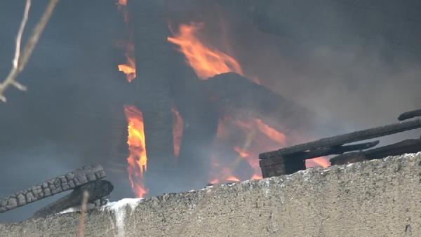 Düzce'de ev ile inşaat halindeki binada çıkan yangınlar söndürüldü