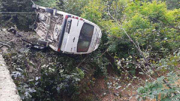 Minib&uuml;s, k&ouml;pr&uuml;n&uuml;n korkuluğuna &ccedil;arpıp devrildi: 8 yaralı
