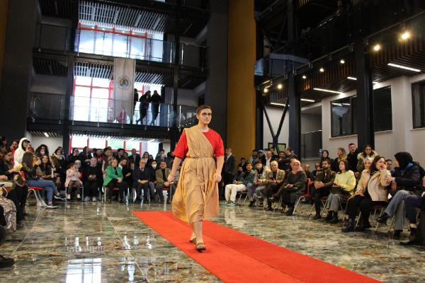 Trabzon'da öğrencilerden ‘mimariden modaya’ defilesi 