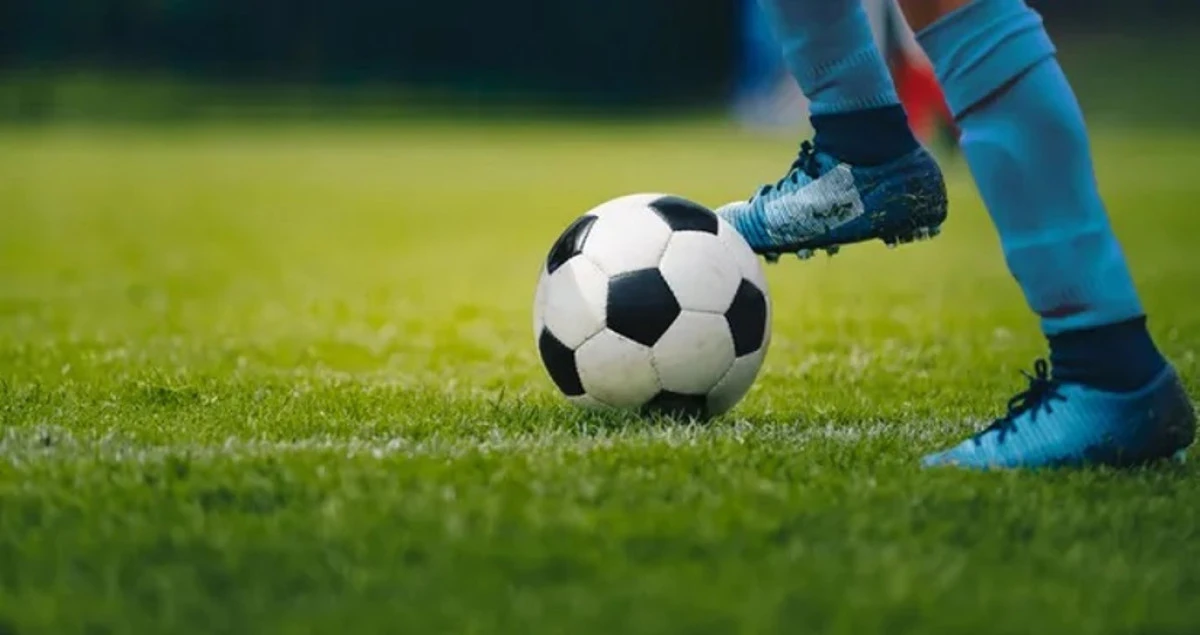 Futbolun &Uuml;slup Krizi: Toplumsal Nezaketimiz Sahalarda mı Kayboluyor?