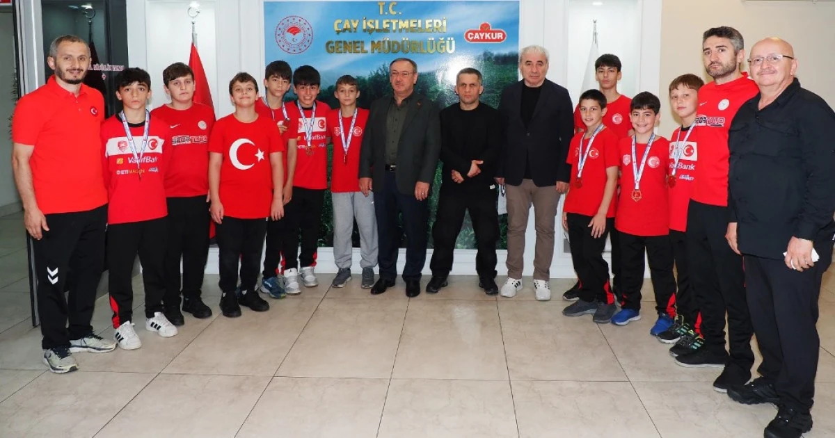 GENEL M&Uuml;D&Uuml;R MİNİK ŞAMPİYONLARI  AĞRLADI