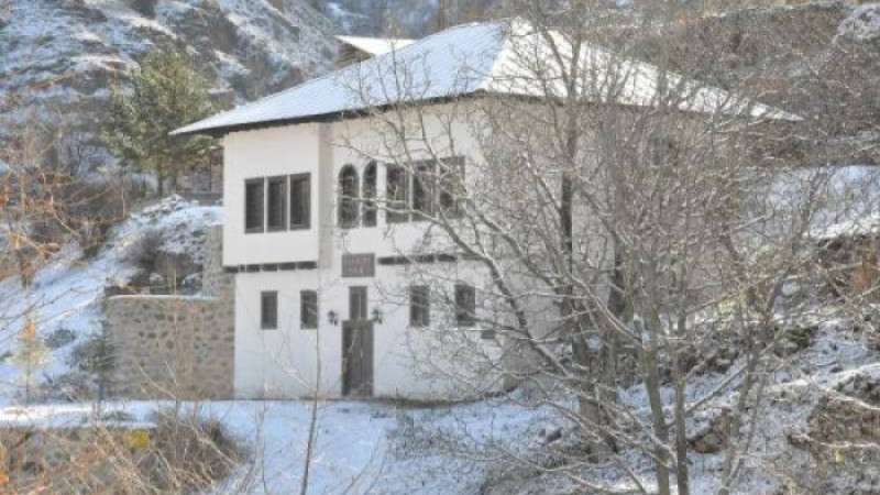 G&uuml;m&uuml;şhane beyaz &ouml;rt&uuml;yle kaplandı