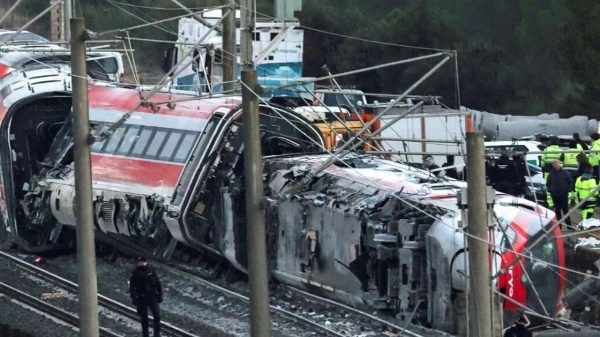 İki hızlı tren &ccedil;arpıştı: 39 kişi hayatını kaybetti