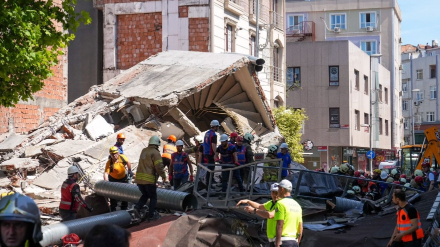 İstanbul’da bina çöktü; enkaz altında çok sayıda insan var