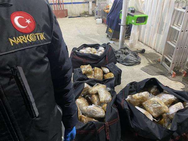 Kargo aracında 65,5 kilo esrar ele ge&ccedil;irildi; 3 g&ouml;zaltı