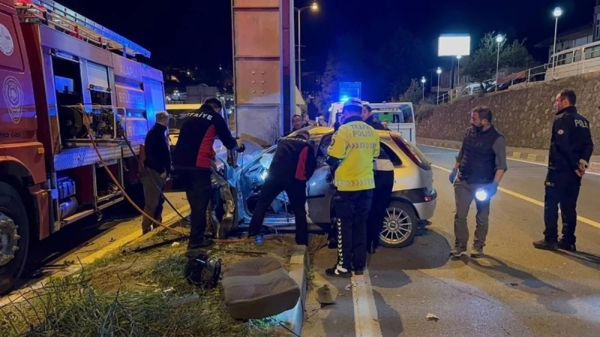 Kontrolden &Ccedil;ıktı  &uuml;st ge&ccedil;ide &ccedil;arptı,  2 gen&ccedil; hayatını kaybetti