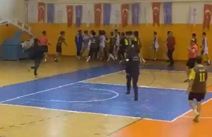Liseler arası futsal turnuvasında&nbsp;tekmeli- yumruklu kavga; diskalifiye oldular