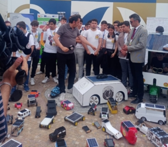 Liseli öğrenciler Güneş enerjisiyle minyatür araçlar Üretti