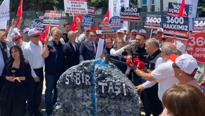 MEMURLAR EYLEMDE. EMEKLİLER İ&Ccedil;İDE SEYYANEN ZAM İSTİYORLAR