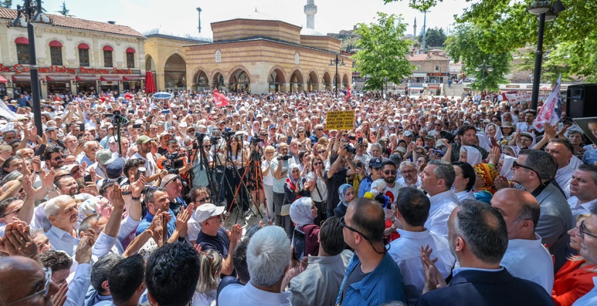 &Ouml;zg&uuml;r &Ouml;zel'e  Karadeniz'de  Yoğun İlgi. Meydanlar Doldu