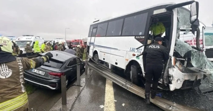 Polisleri taşıyan aracının karıştığı kazada 4’ü ağır 30 kişi yaralandı.