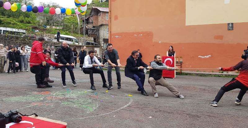 RİZE' DE EZBER BOZAN BİR 23 NİSAN TÖRENİ 