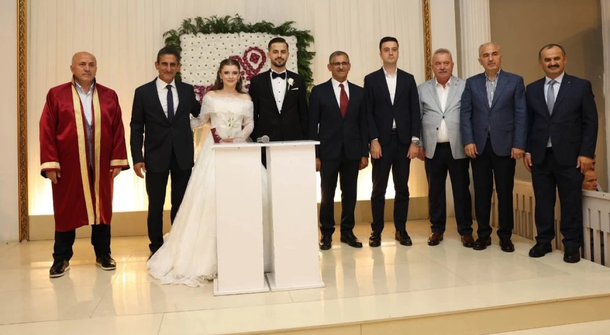 RİZE DE SİYASİLER SARUHAN İLE KAMACIOĞLU AİLELERİNİN MUTLU G&Uuml;N&Uuml;NDE BİR ARAYA GELDİ.