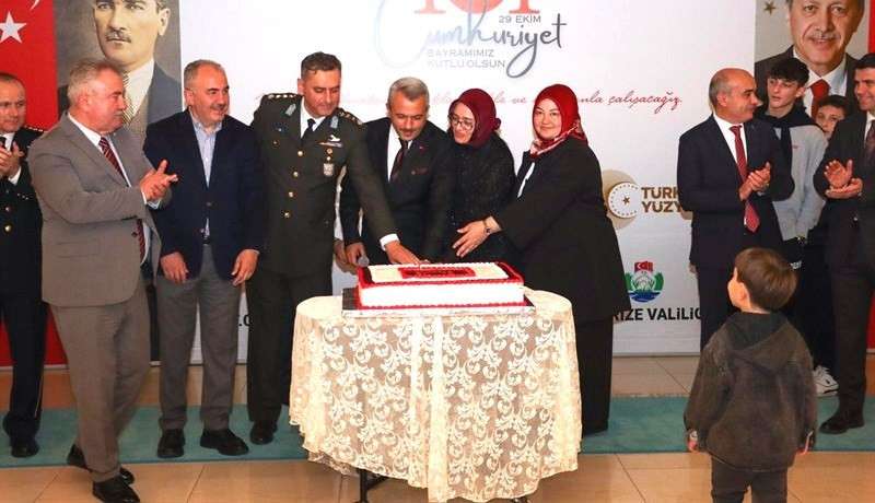 RİZE'DE 101.YIL RESEPSİYONUNDAN RENKLİ G&Ouml;R&Uuml;NT&Uuml;LER
