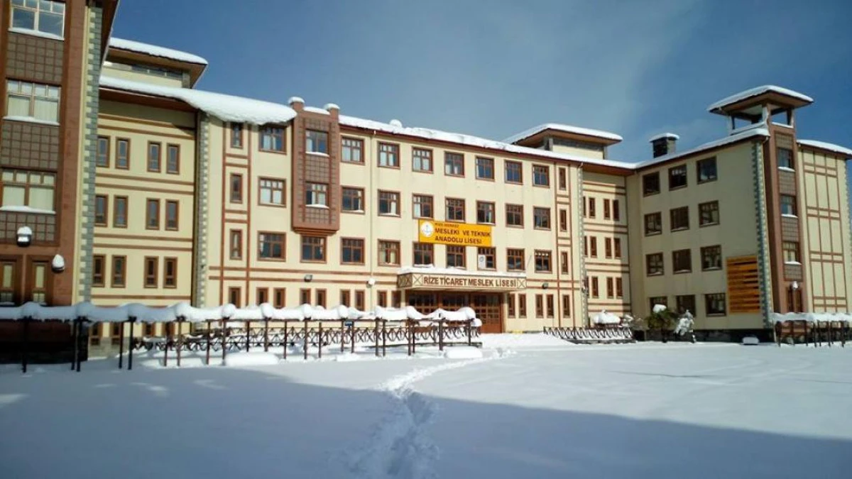 RİZE'DE BAŞARILARI İLE  ŞEHRİ GURULANDIRAN OKUL