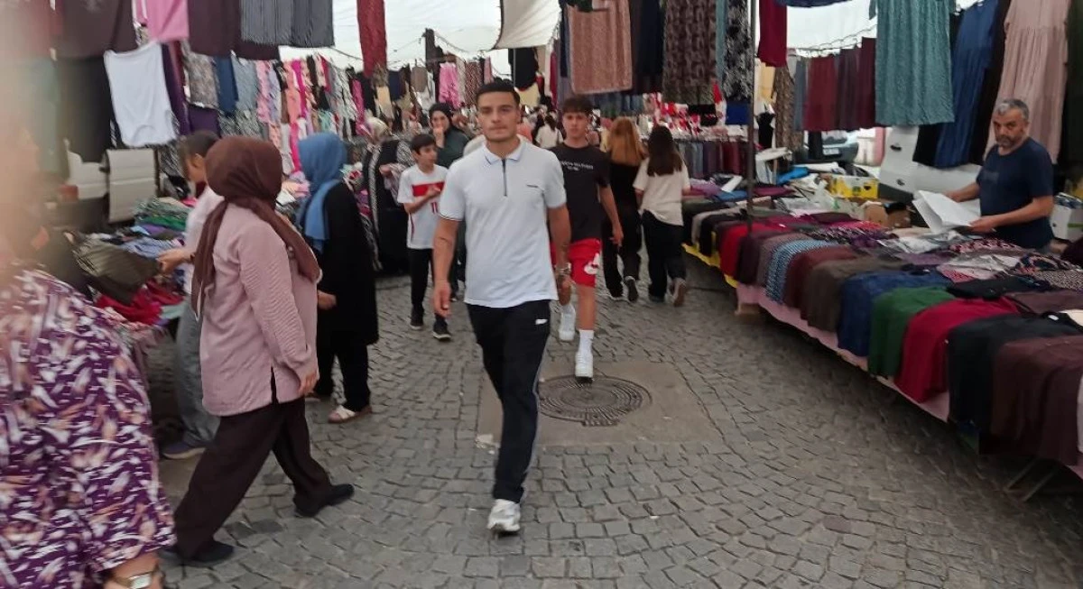 RİZE'DE ESNAF UMUTLU VATANDAŞ ALIŞVERİŞTE