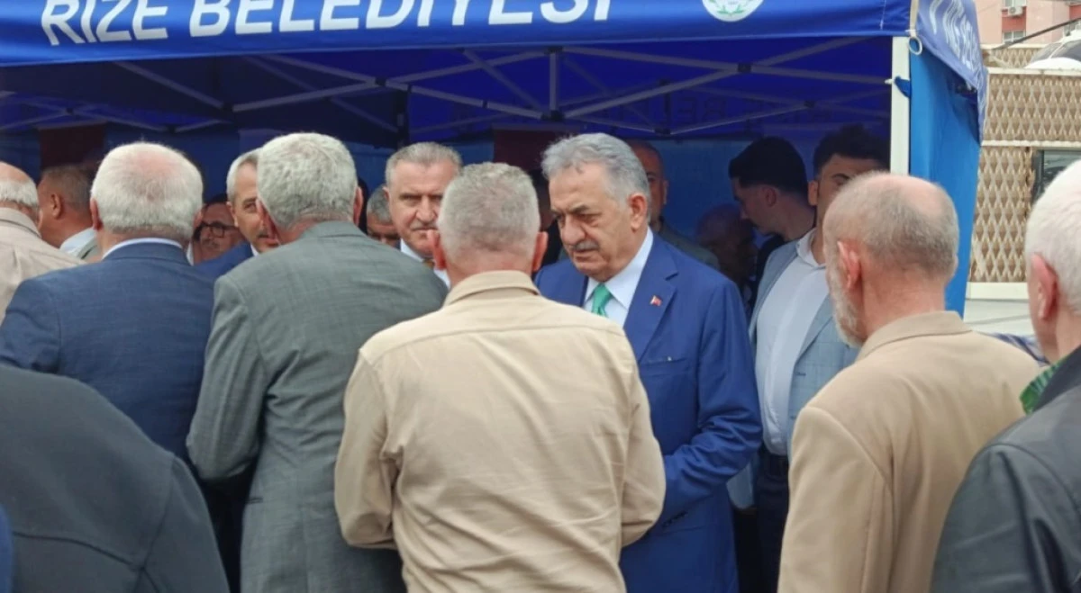 Rize’de Geleneksel Bayramlaşma Coşkusu: Meydan Doldu Taştı