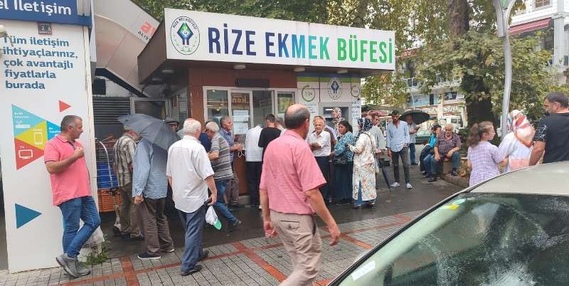 RİZE'DE HALK EKMEK KUYRUĞU