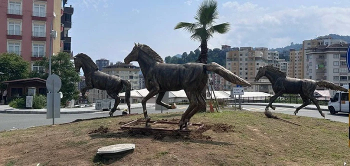 RİZE'DE MAHALLEYE ADINA UYGUN HEYKEL